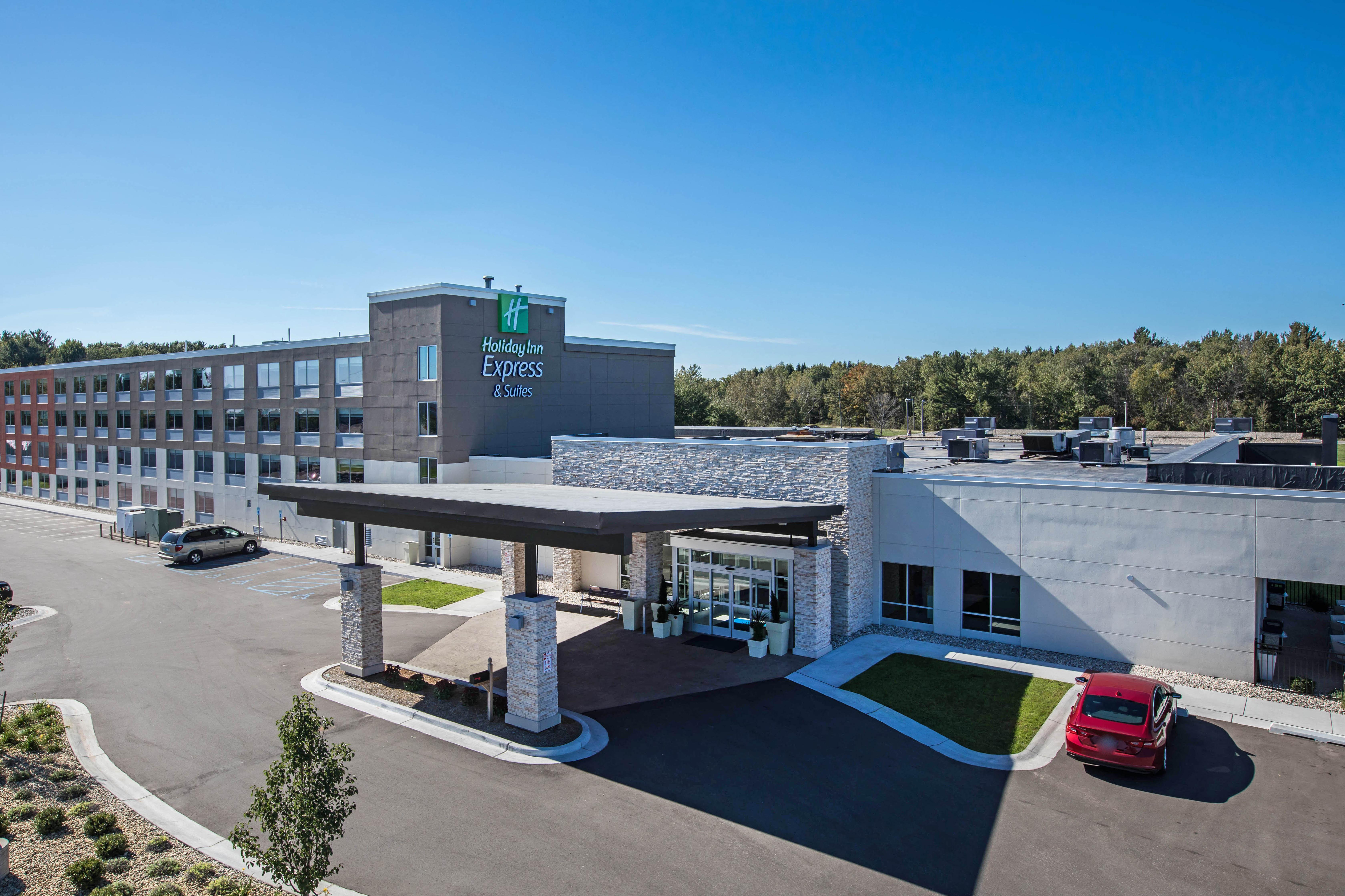 Holiday Inn Express & Suites Ludington, An Ihg Hotel Exterior photo